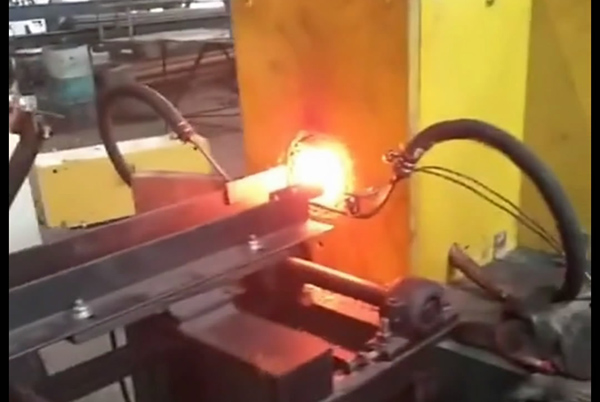 自動(dòng)上料送料的鍛造加熱爐中頻鍛造爐