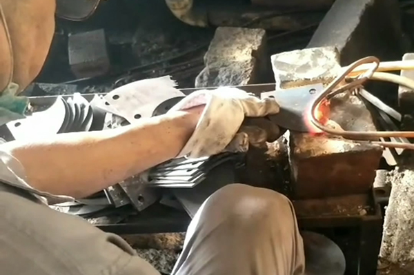 中高頻感應(yīng)加熱設(shè)備對(duì)刀具淬火生產(chǎn)過(guò)程