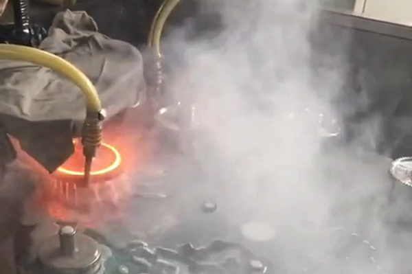 帶旋轉(zhuǎn)盤的齒輪淬火設(shè)備半自動(dòng)高頻淬火機(jī)床