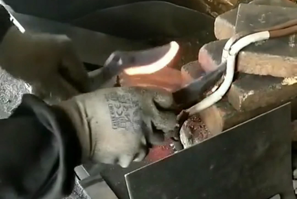 用超音頻淬火設(shè)備對(duì)半成品剪刀淬火過程