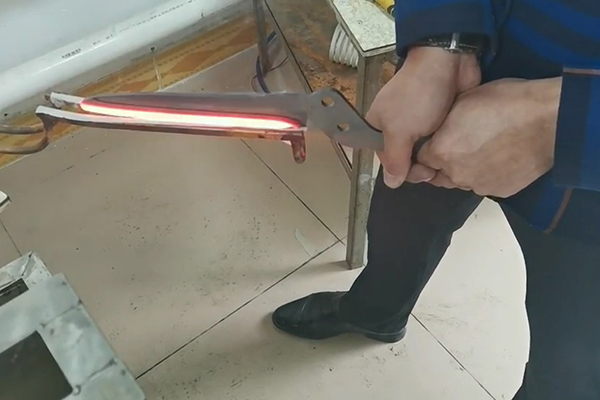 超高頻淬火設(shè)備對(duì)工具刀淬火試樣