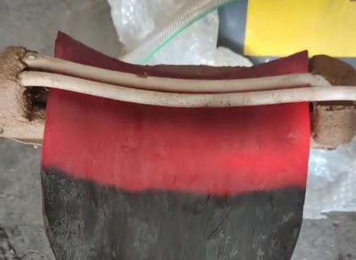 高頻加熱設(shè)備對(duì)農(nóng)具鋤頭加熱-后續(xù)可以淬火和鍛打
