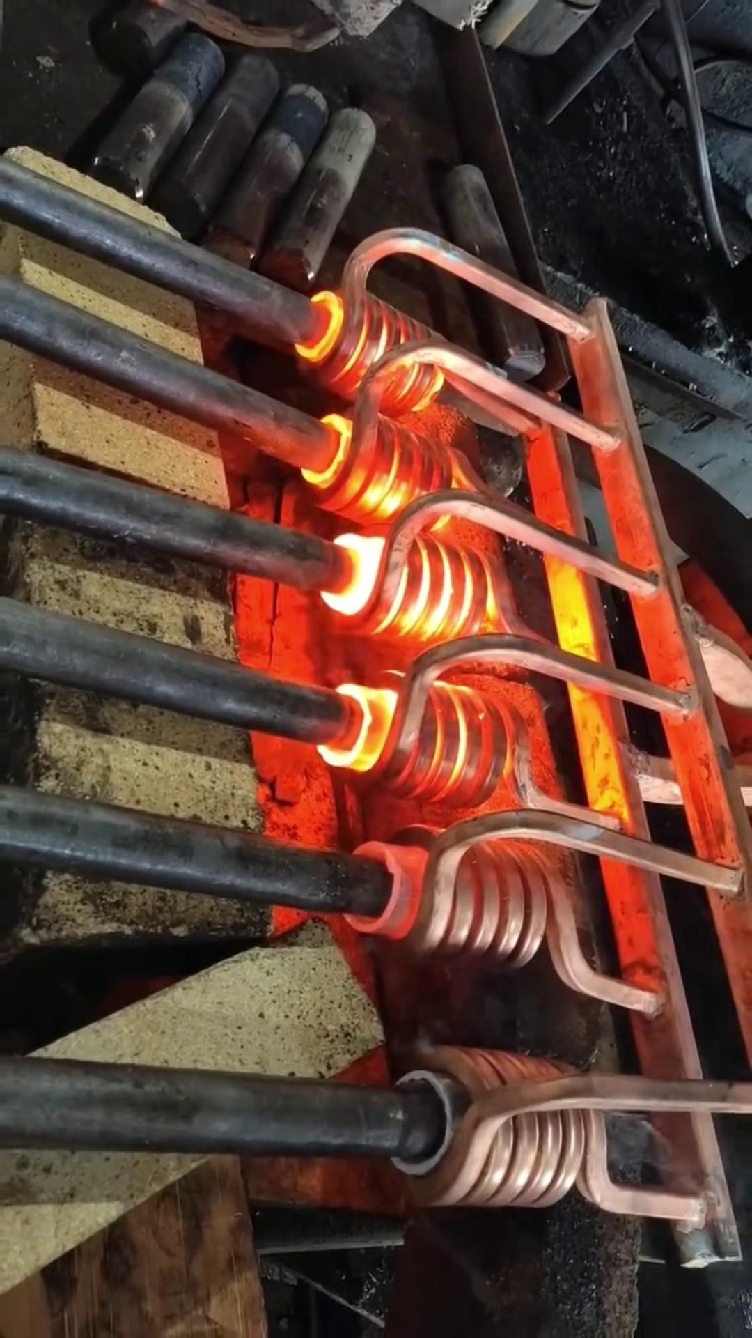 多根棒料局部加熱可以使用海瑞拓高頻感應(yīng)加熱設(shè)備來(lái)實(shí)現(xiàn)