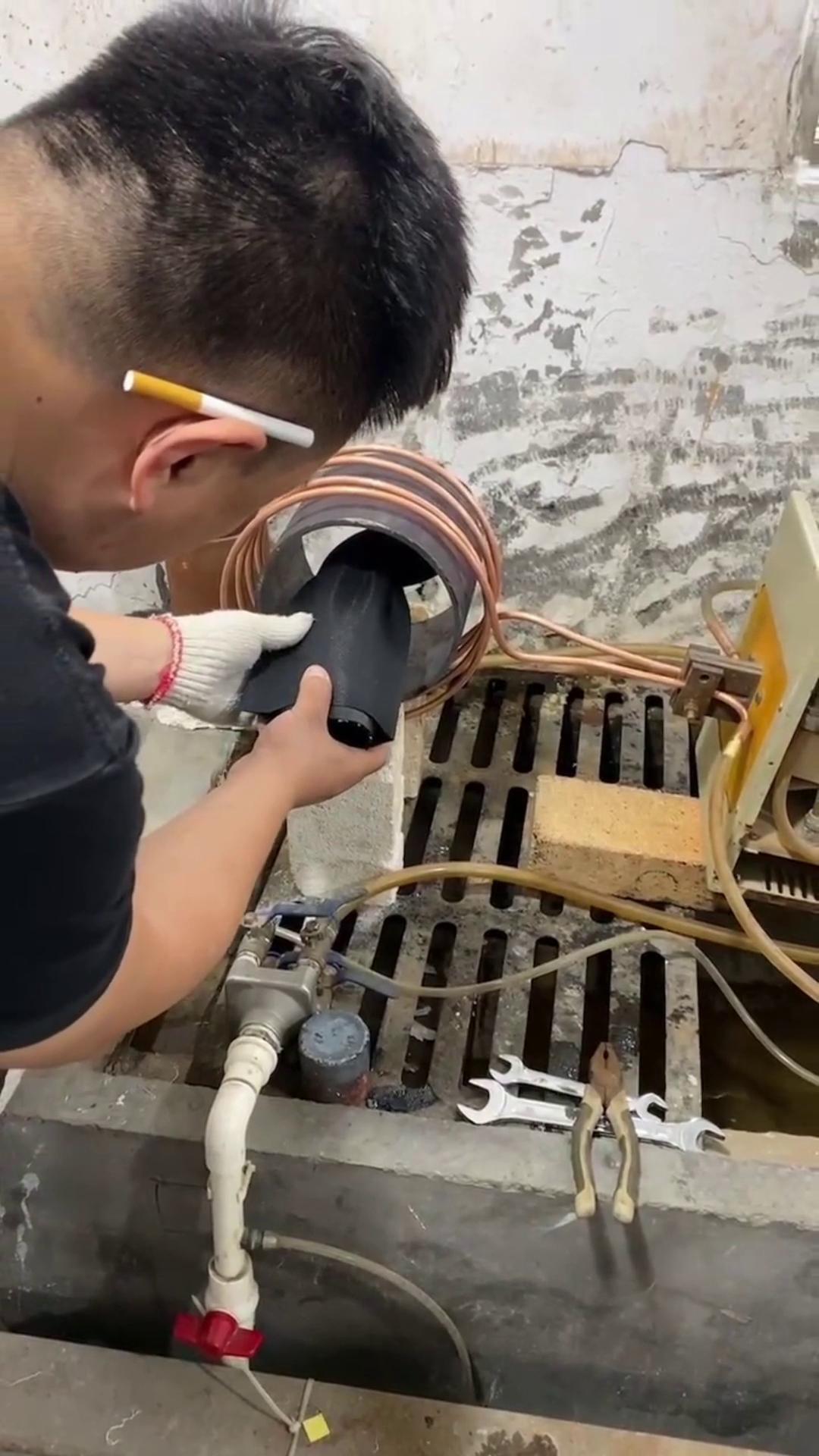 一種熱配合工藝用高頻機(jī)加熱主要是加熱讓塑料熱縮小緊套工件