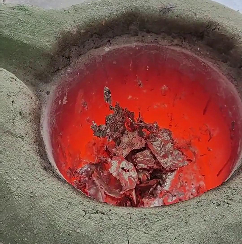 選擇海拓中頻熔煉爐-100KG熔煉廢鐵，三天即可順利發(fā)貨