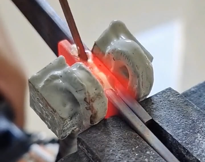 手持式高頻焊接機是一種高效、便捷的焊接設(shè)備