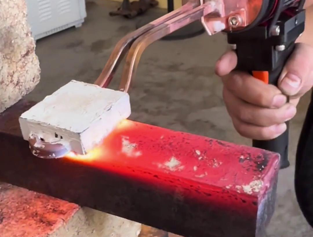 軟電纜手持式高頻加熱機(jī)一款操作簡便、加熱迅速且安全高效加熱設(shè)備