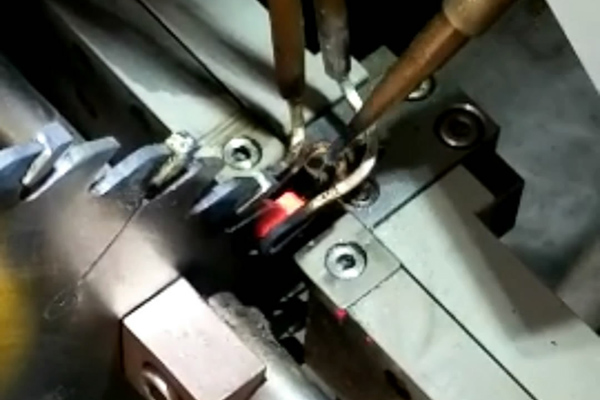 高頻焊接機在鋸齒修復、合金刀片焊接、熱裝熱拆等方面都有著廣泛的應用