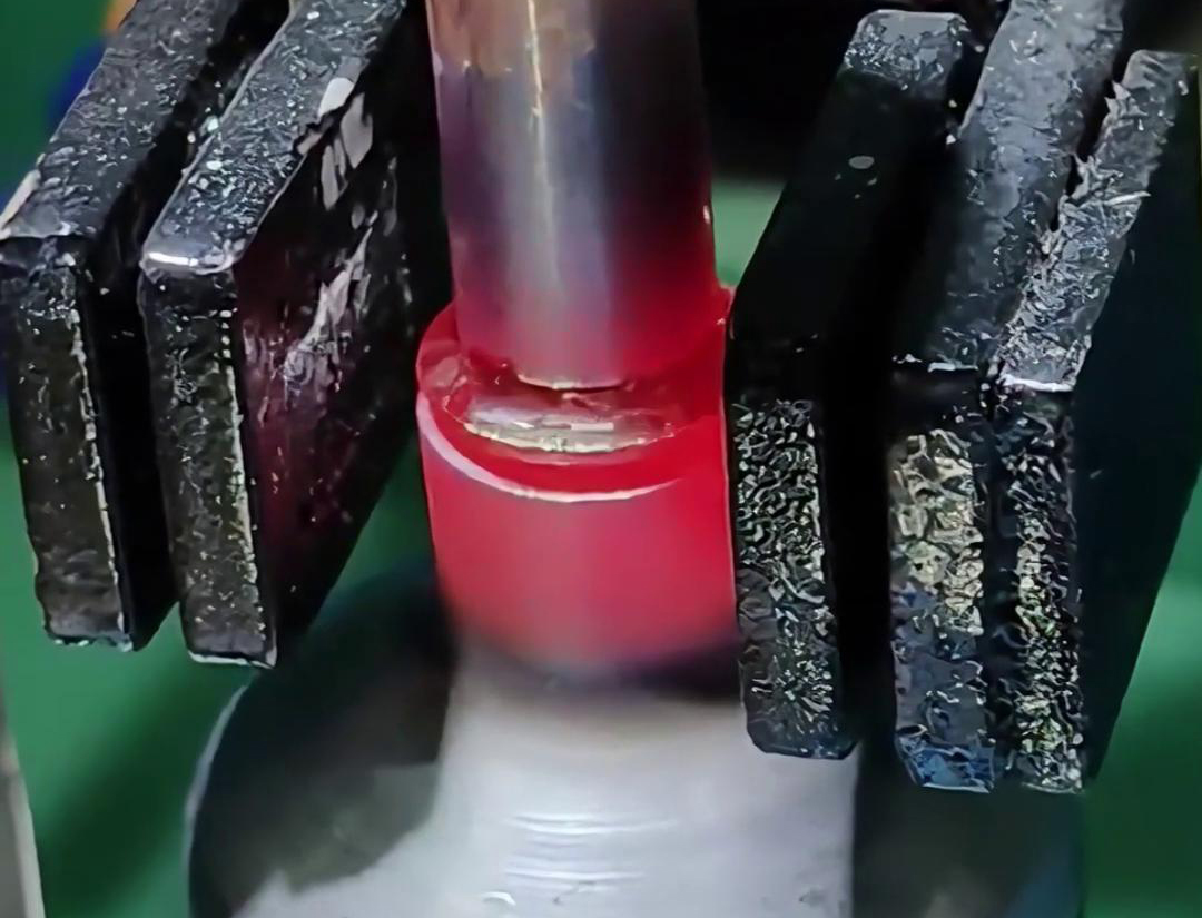 高頻釬焊機在銅管焊接中展現了顯著的優(yōu)勢和高效的應用效果