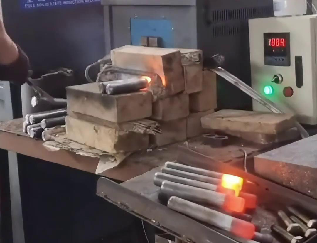 高頻鍛造加熱爐，其帶溫控的功能和紅外監(jiān)控技術提高了生產效率