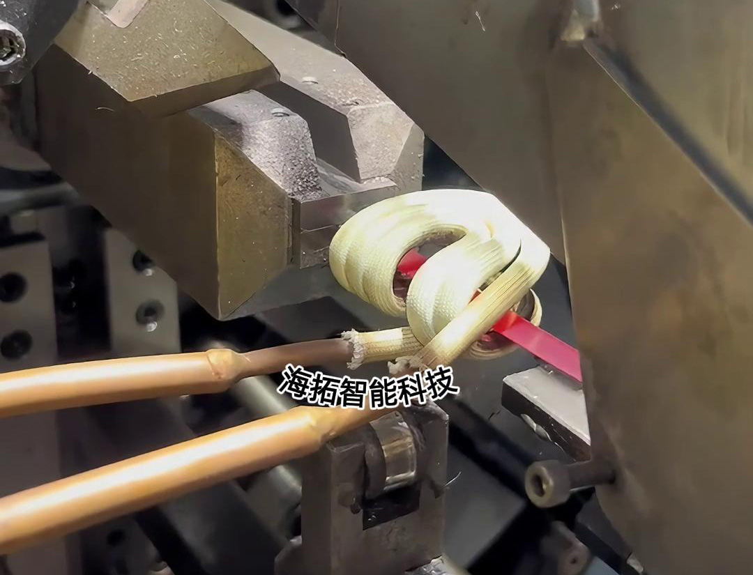 感應加熱設備在彈簧生產(chǎn)制造中的應用非常廣泛，特別是在鋼片的預熱和簡易退火熱處理方面