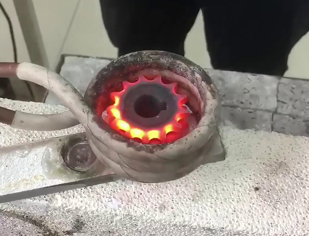 高頻齒輪淬火設(shè)備廣泛應(yīng)用于汽車、機(jī)械、航空航天等行業(yè)的齒輪制造和維修領(lǐng)域