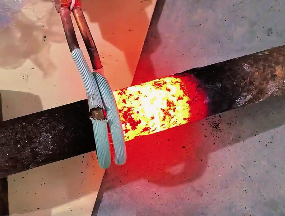 對于棒料的移動加熱，手持式高頻機和手持式感應加熱設備同樣適用