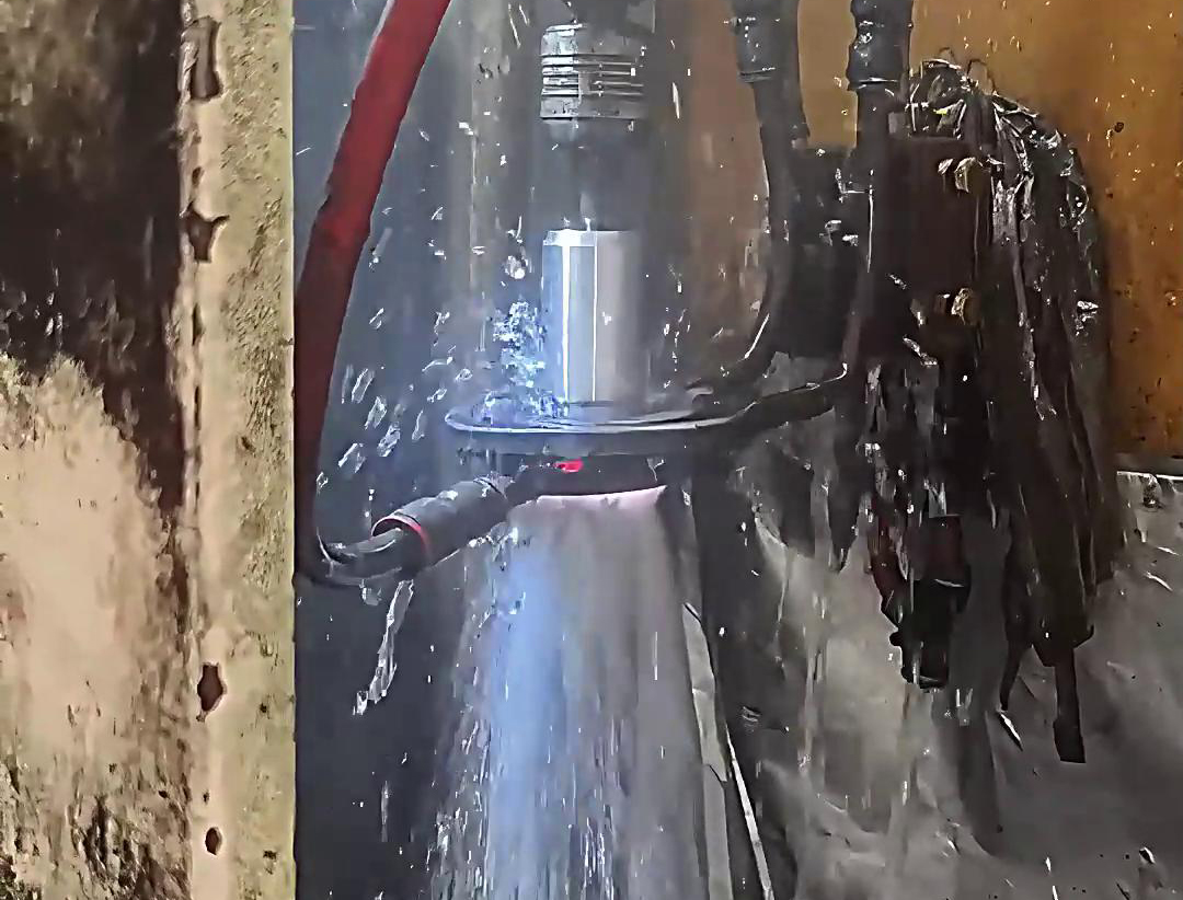 中頻淬火機床是一種高效、精確、可靠的軸淬火設(shè)備，適用于各類軸類工件的淬火熱處理