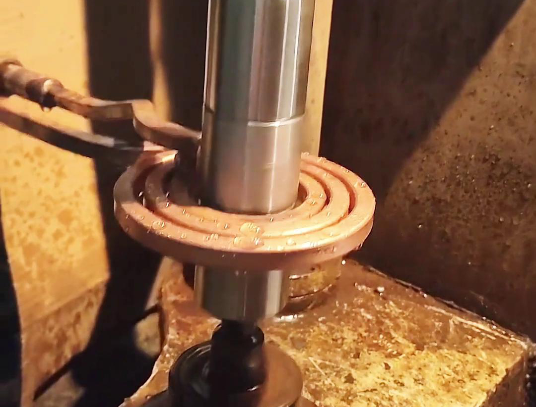 數(shù)控超音頻淬火機床是一種高效的熱處理設(shè)備，特別適用于各類軸的淬火熱處理