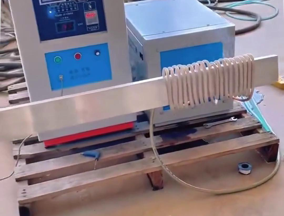 高頻加熱鋁板時(shí)，使用溫控儀來(lái)監(jiān)測(cè)溫度是一個(gè)至關(guān)重要的環(huán)節(jié)