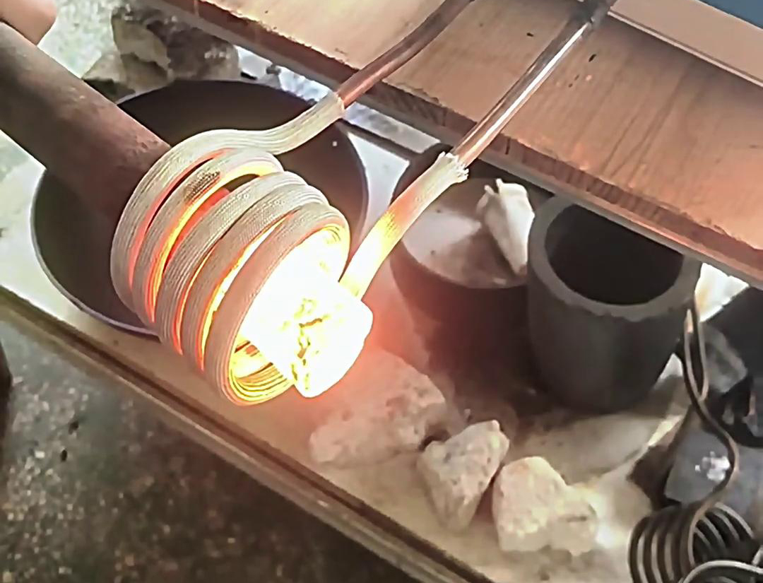 高頻機(jī)棒料加熱適用于需要快速加熱至特定溫度的應(yīng)用場(chǎng)景，如熱處理、熱鍛、焊接等工藝。