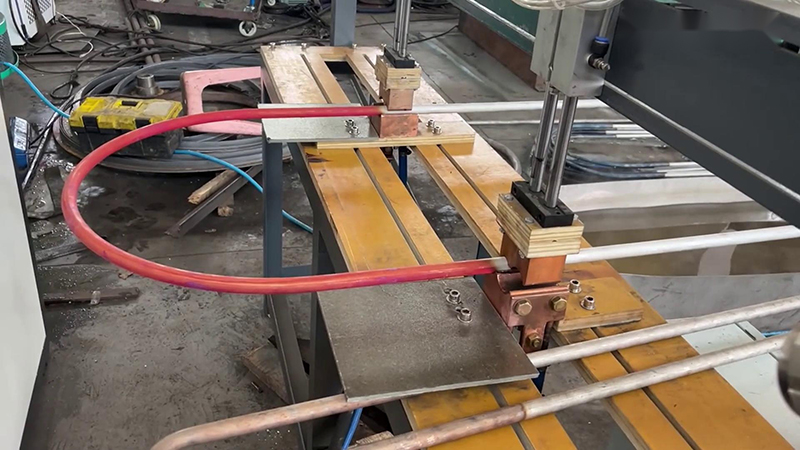 在不銹鋼管固溶熱處理工藝中，感應(yīng)加熱設(shè)備發(fā)揮著至關(guān)重要的作用