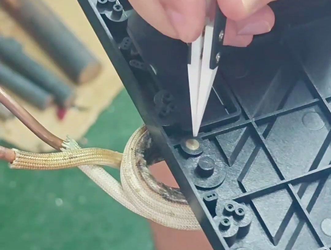 高頻加熱無明火：可燃環(huán)境下螺絲快速熱拆技術解析