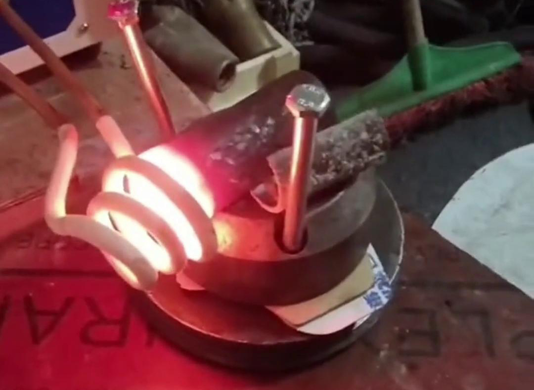 高頻感應(yīng)加熱設(shè)備加熱到1000度，鎢鋼自然掉落