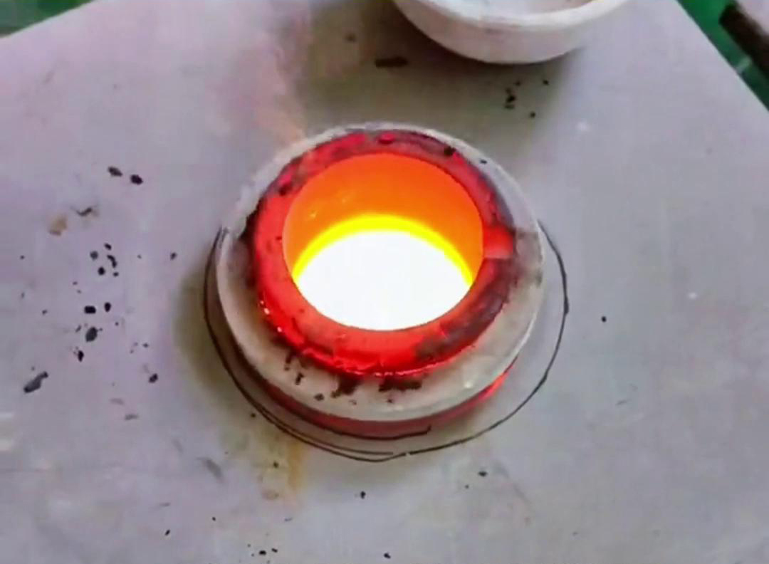 貴金屬熔煉爐是一種專門用于熔煉金、銀、鉑等貴金屬的設備