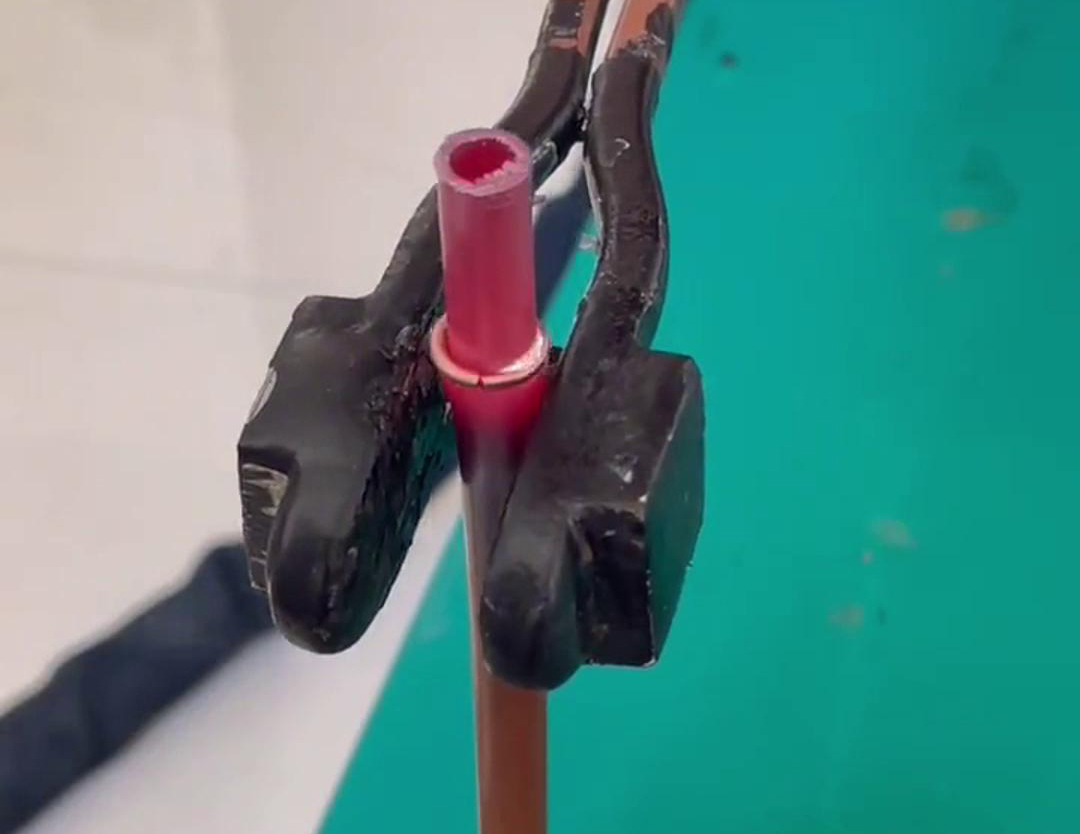 散熱器銅管對(duì)接焊用手持式高頻機(jī)，只要三秒就可以焊接完成，看一看效果如何