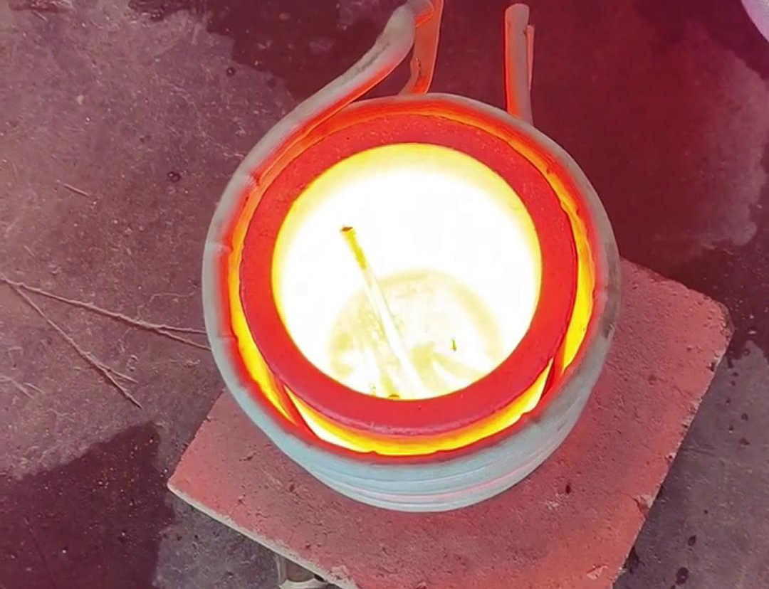 小型實驗熔煉爐，是實驗室或小規(guī)模生產環(huán)境中常用的設備