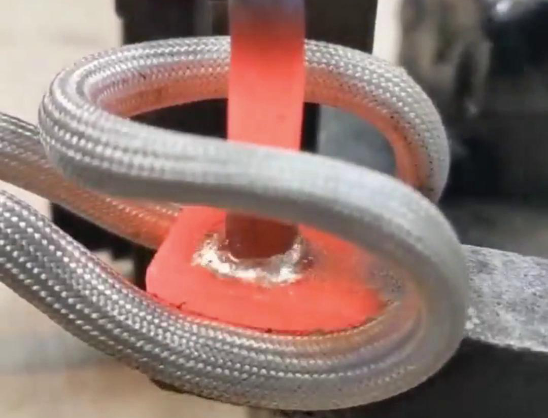 手持式高頻焊接機是一種便攜式的焊接設(shè)備，適用于多種材料的焊接，包括不銹鋼、銅、鋁