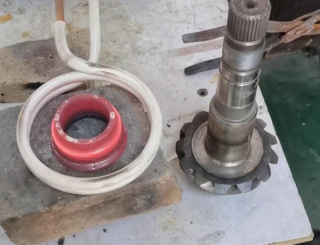 軸承裝配，常溫下 ，怎么也裝不進(jìn)去 ，采用高頻加熱機(jī)均勻加熱，瞬間裝配好