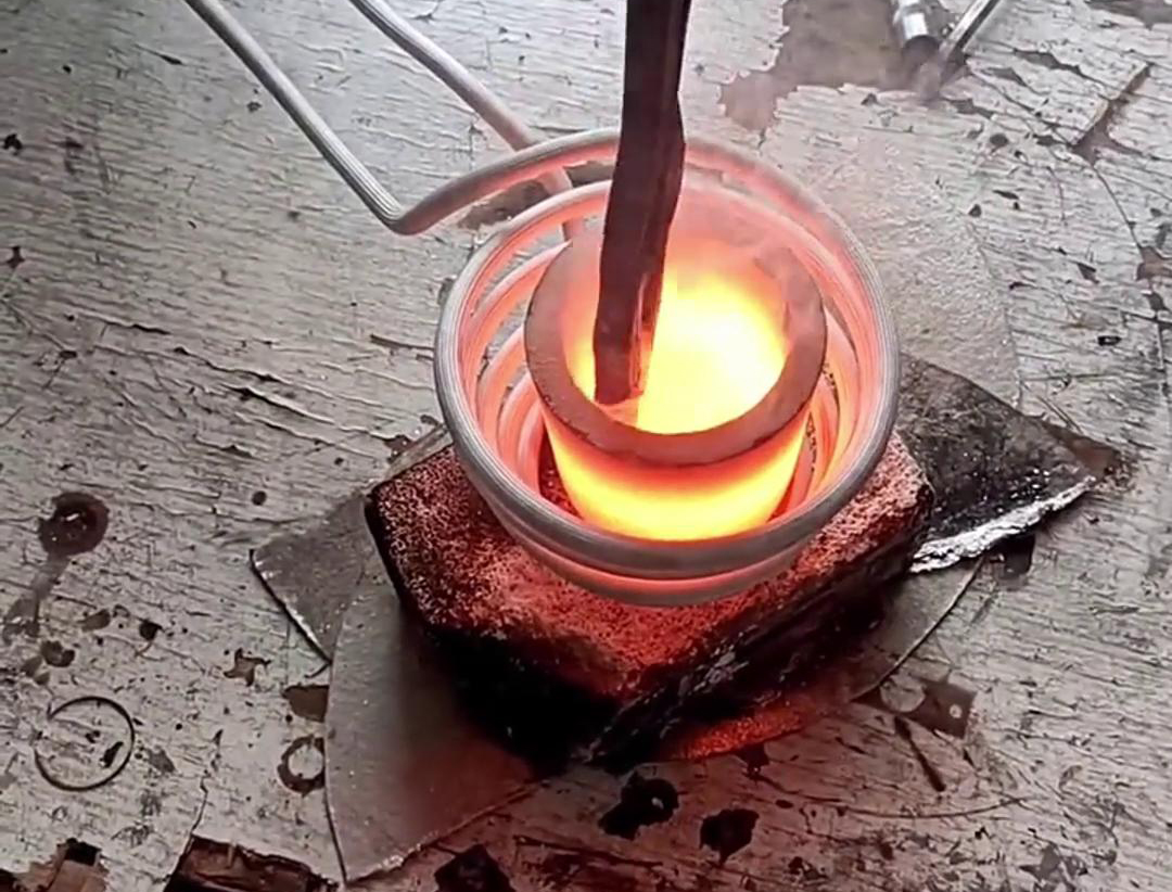 小型中頻熔煉爐具有體積小、重量輕、效率高、耗電少、熔化升溫快