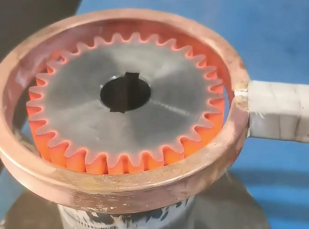 高頻淬火機(jī)以其高效、精確、節(jié)能、環(huán)保等優(yōu)點(diǎn)