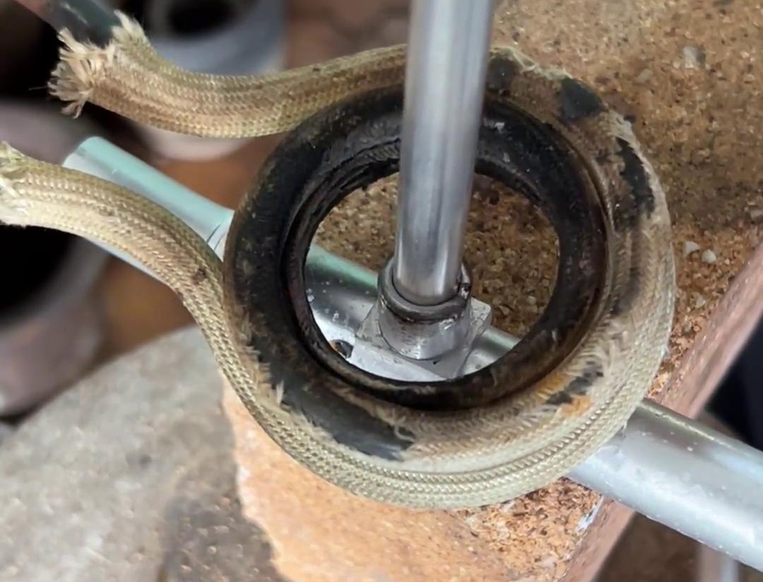 高頻焊機操作簡便，安全可靠，適用于大規(guī)模鋁管焊接生產(chǎn)