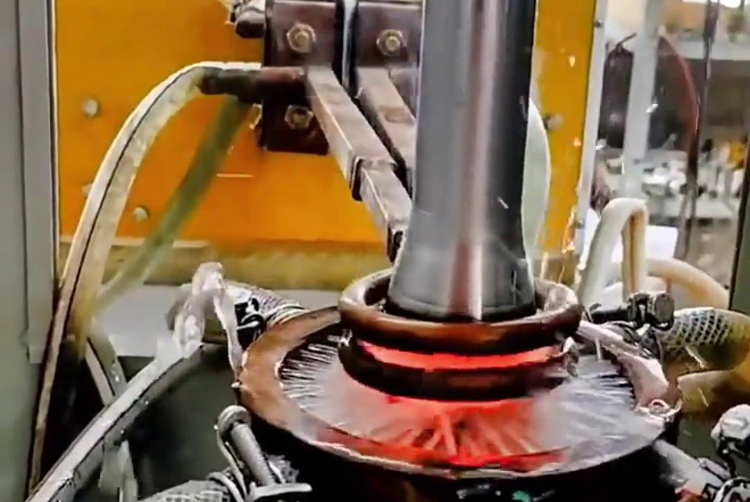 ?軸分段高頻淬火調(diào)試是一個(gè)相對(duì)復(fù)雜且技術(shù)性強(qiáng)的過程，涉及對(duì)淬火設(shè)備、淬火工藝參數(shù)以及材料特性的精確控制和調(diào)整