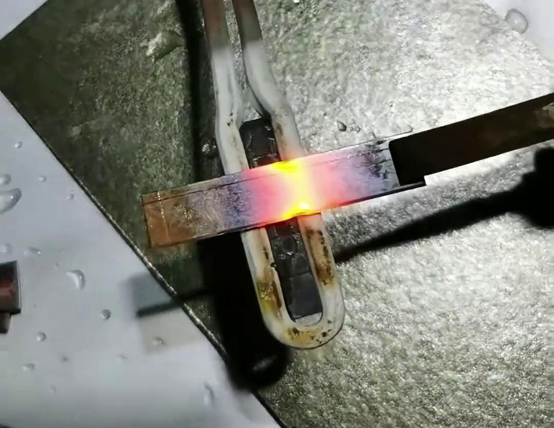 手持式平面加熱設(shè)備的優(yōu)勢在于其高效、快速、靈活和安全