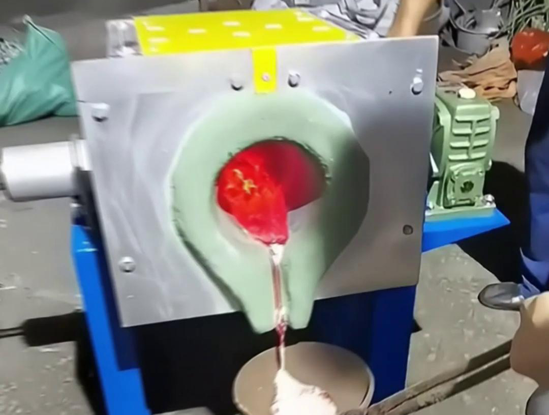 中頻熔鋁爐具有多種優(yōu)點，如體積小、重量輕、效率高、耗電少