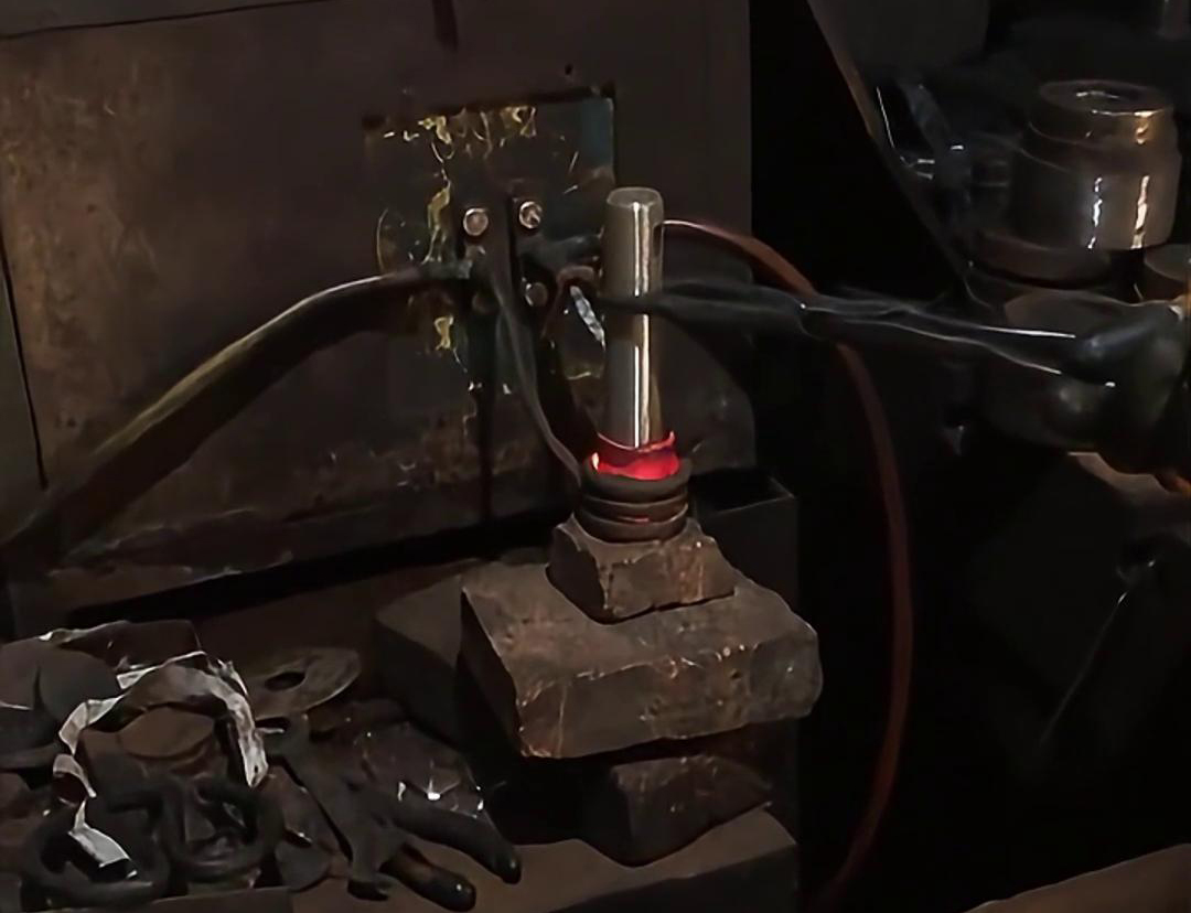 通過高頻加熱，插銷材料可以被迅速加熱到適當?shù)臏囟龋员阌谶M行后續(xù)的鍛打操作