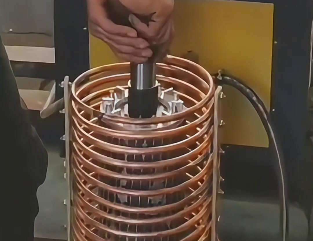 利用高頻電源控制電流對轉(zhuǎn)子進(jìn)行快速加熱，使其膨脹，然后將其裝配到定子中