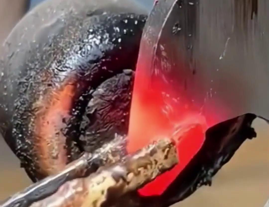 鎢鋼合金和其他金屬焊接在一起，一般采用銅焊，利用高頻加熱機(jī)簡(jiǎn)單高效就可以達(dá)到，熱裝熱拆都適合