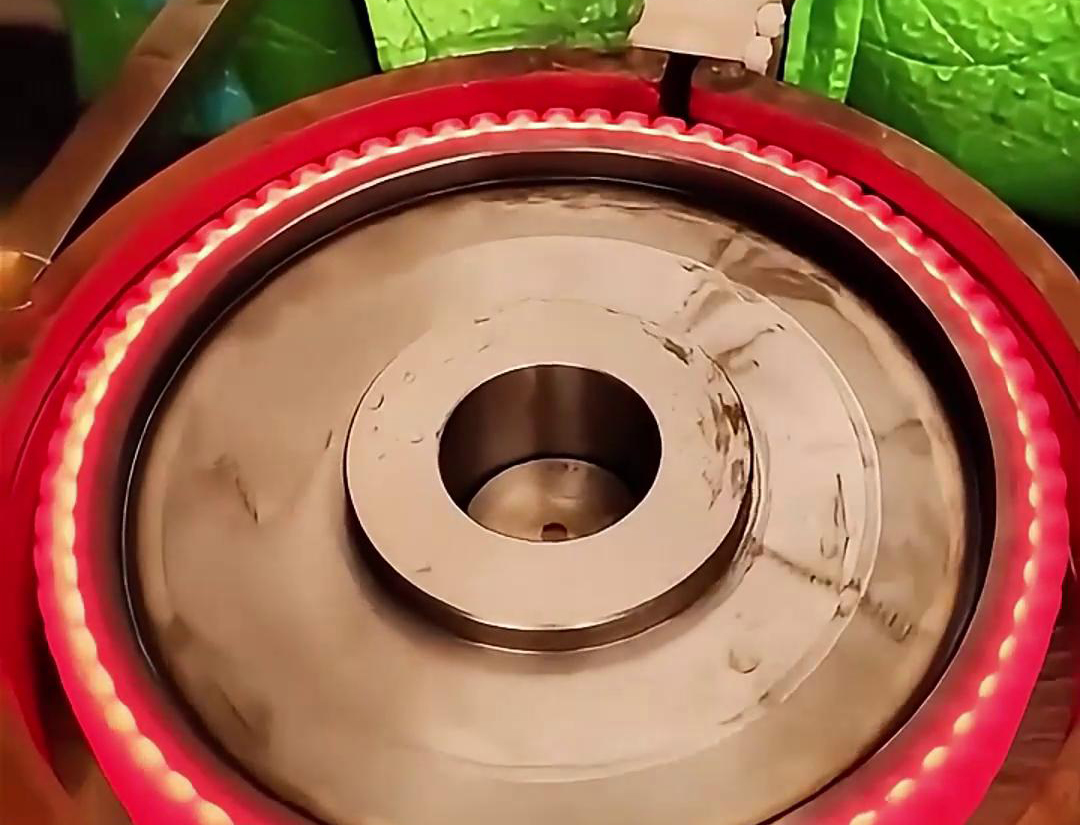 大型齒輪高頻淬火設(shè)備還可以根據(jù)具體需求進(jìn)行定制，以滿足不同齒輪材料和淬火工藝的要求