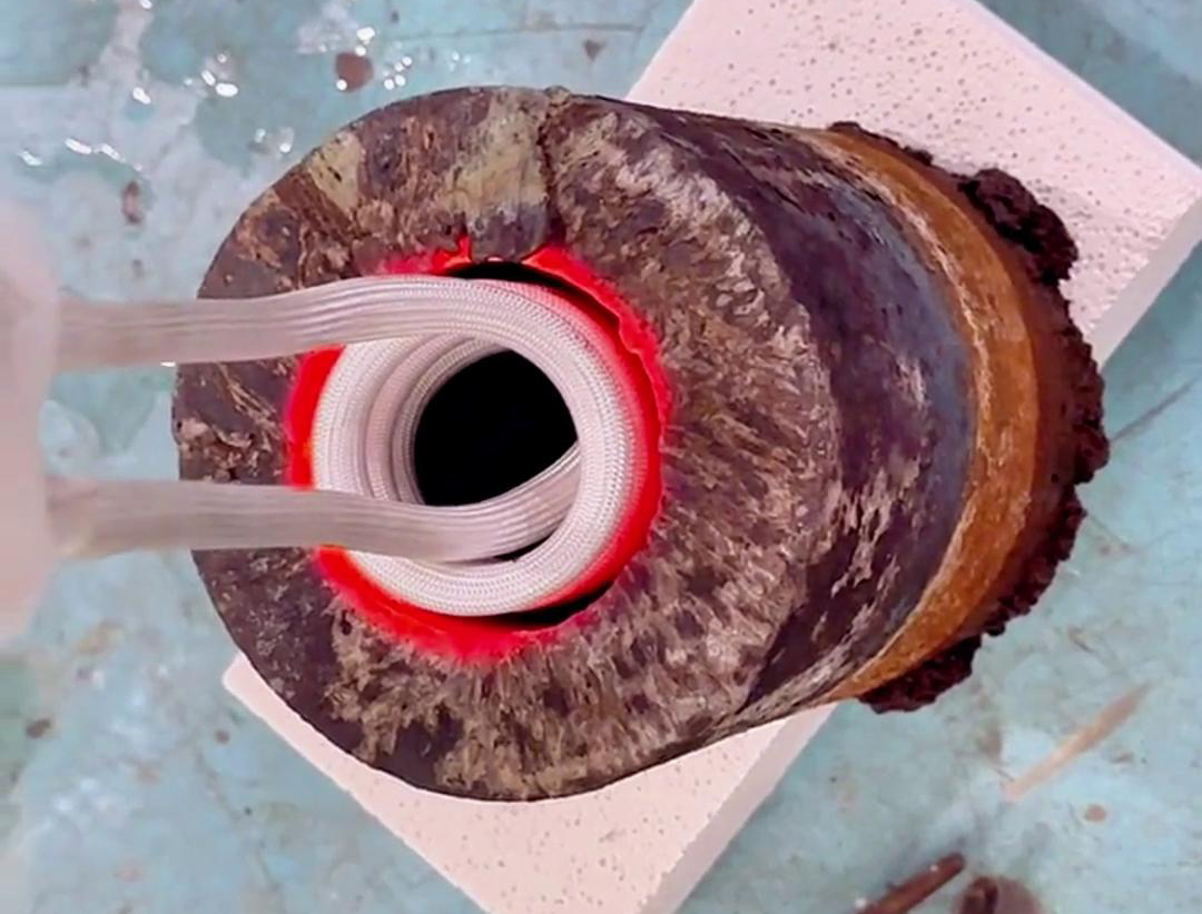 高頻內(nèi)孔加熱主要應(yīng)用于工件的淬火過(guò)程，使內(nèi)孔表面在短時(shí)間內(nèi)達(dá)到較高的溫度，以實(shí)現(xiàn)淬火效果