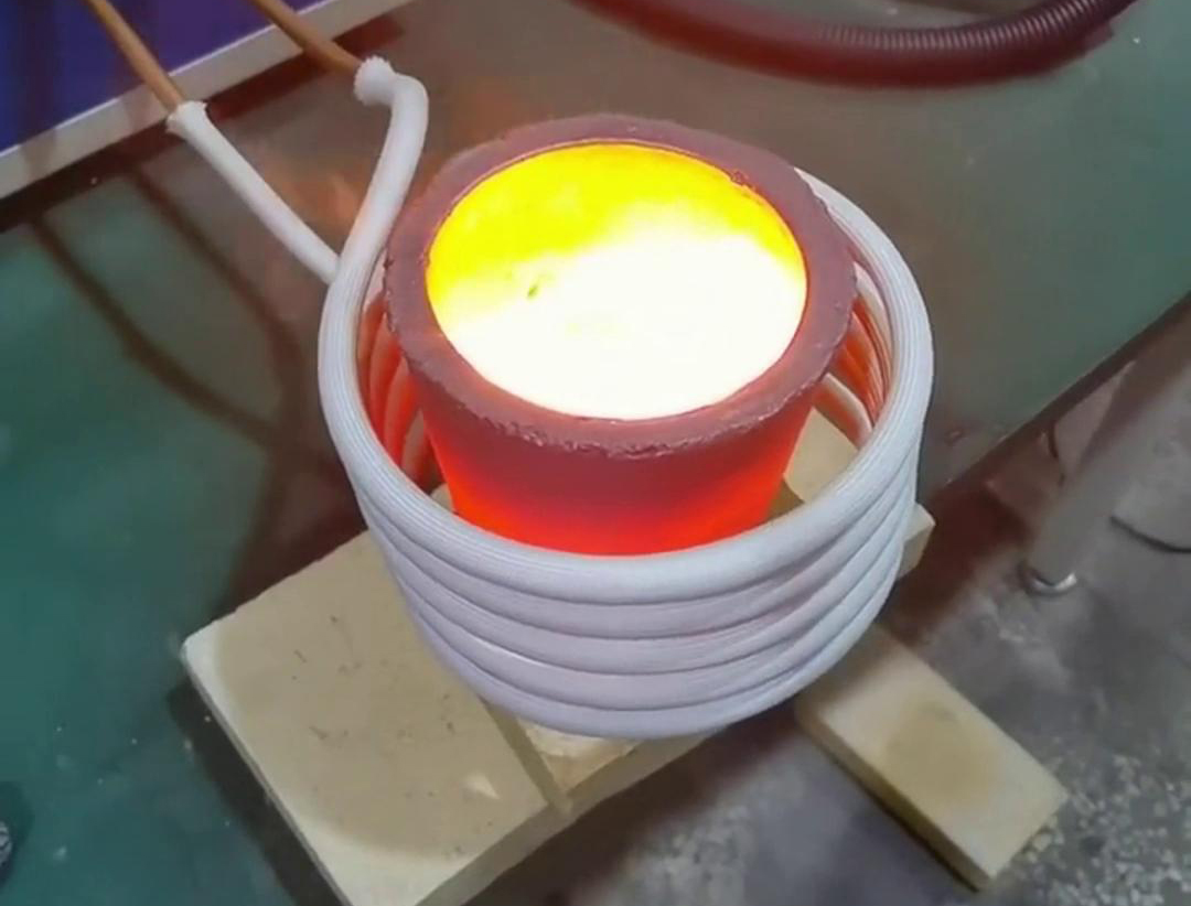 小型高頻熔鋁爐是一種高效、節(jié)能的熔煉設(shè)備，適用于鋁合金的快速熔化。