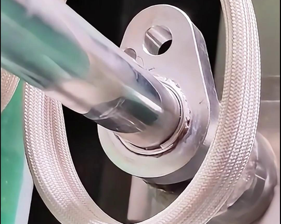 鋁件鋁管高頻焊接具有焊接速度快、焊縫美觀、生產(chǎn)效率高等優(yōu)點(diǎn)