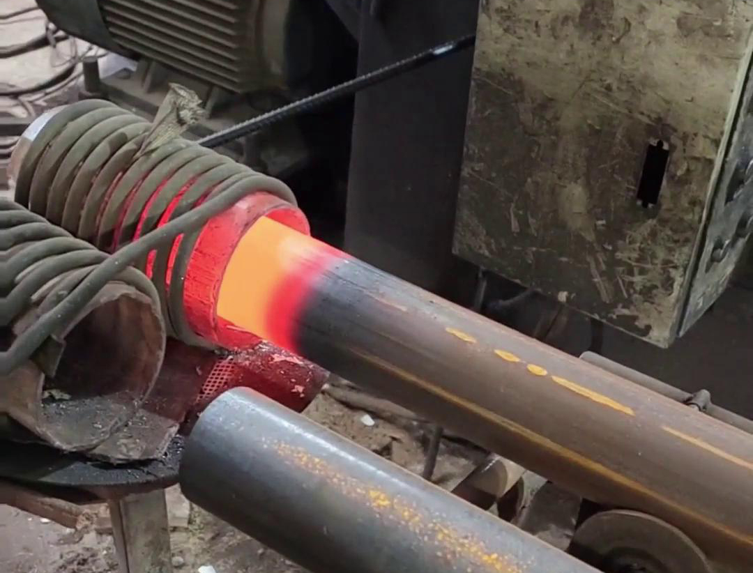 高頻加熱機(jī)利用高頻電磁場對(duì)鋼管進(jìn)行快速、均勻的加熱