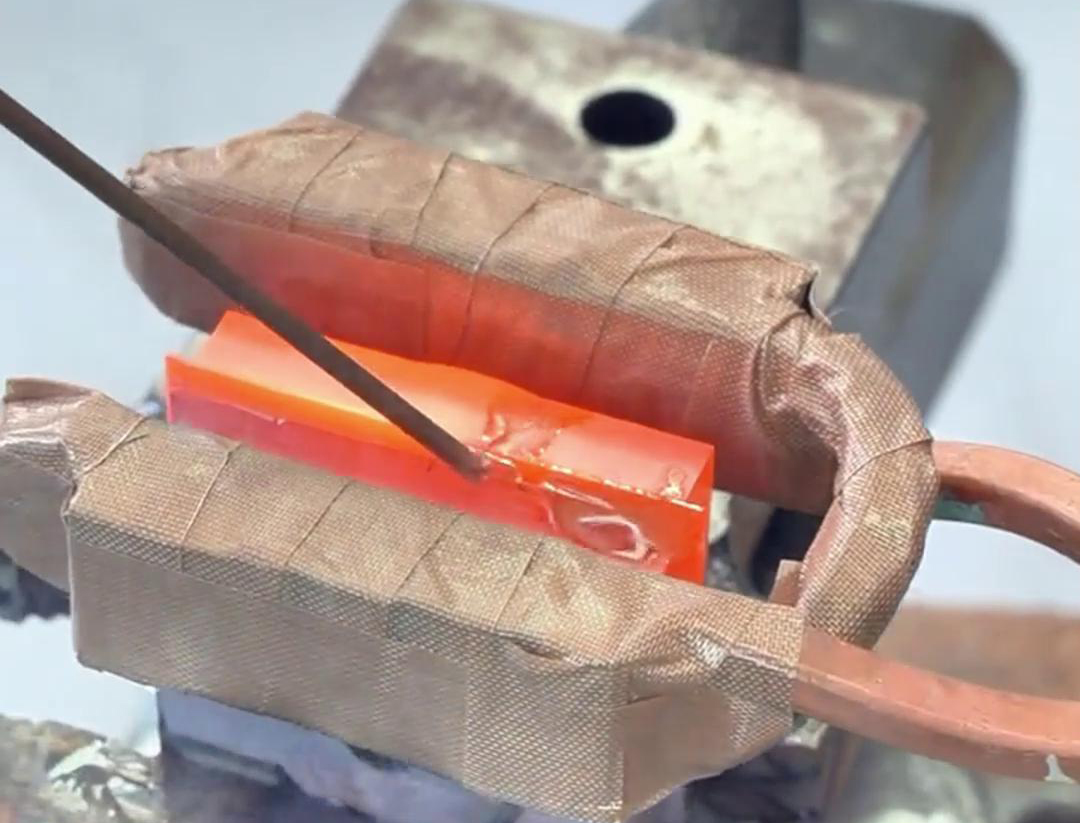 高頻焊接機 采用高頻振蕩技術(shù)，可以實現(xiàn)快速、高效的銅板焊接