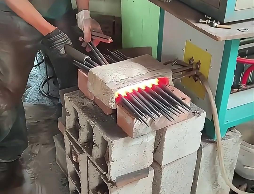 超音頻感應(yīng)加熱設(shè)備金屬毛坯棒料不需要經(jīng)過復(fù)雜的預(yù)處理，可以直接進(jìn)行紅沖鍛打