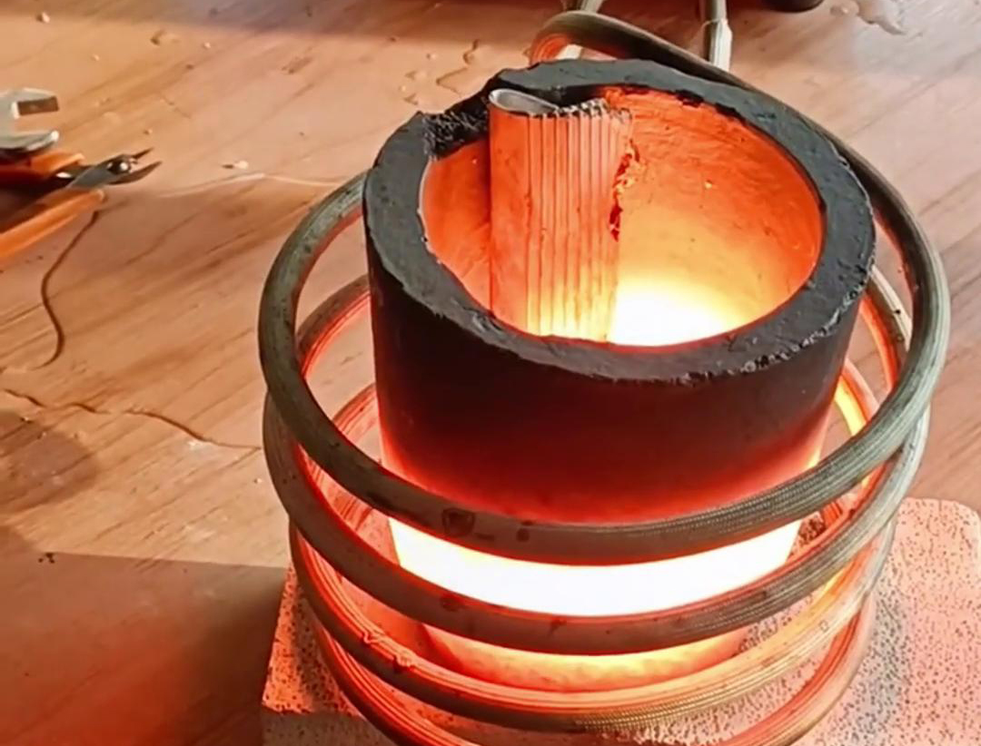 小型高頻熔煉爐能夠高效、均勻、節(jié)能且環(huán)保地融化鋁材料