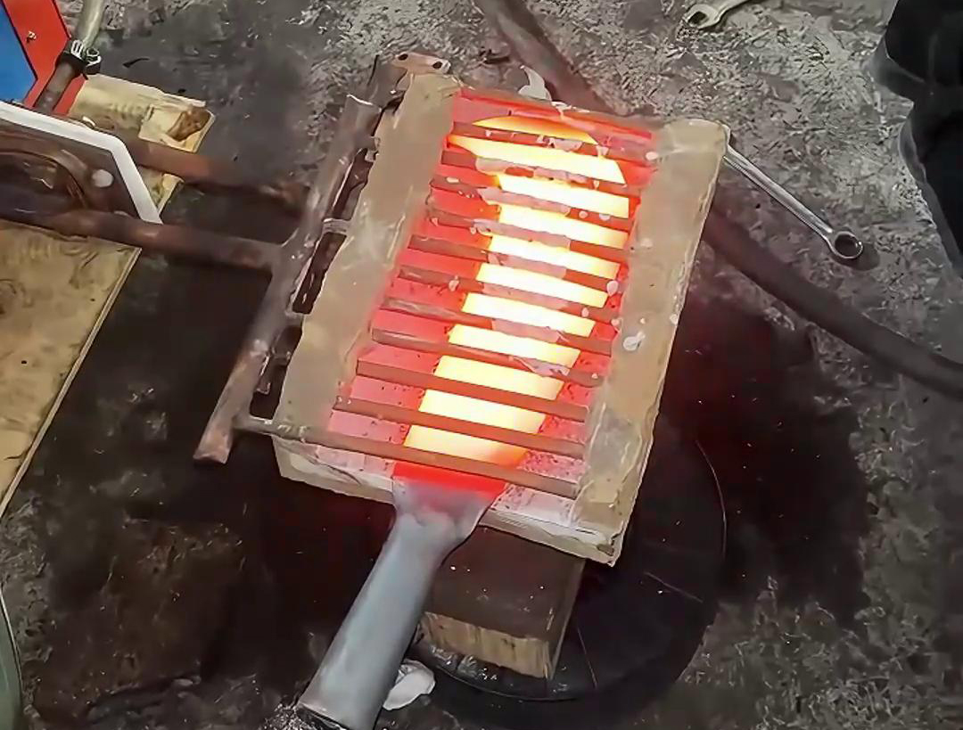 超高頻加熱機對鐮刀，也稱勾刀的刀具加熱