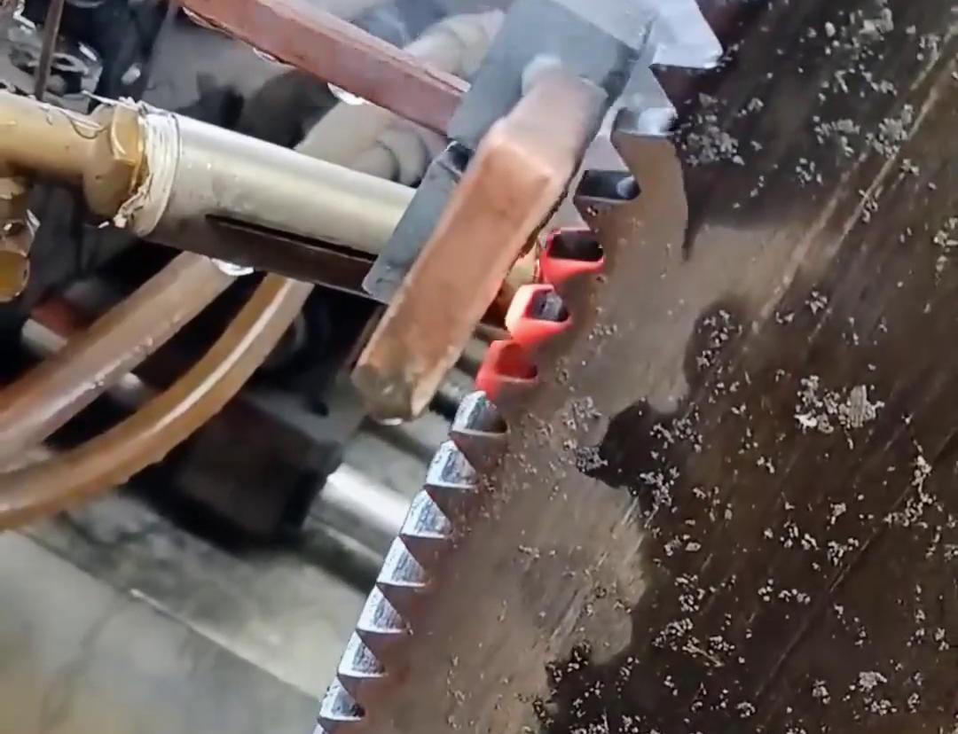 大型圓盤鋸齒是如何淬火？利用高頻淬火機