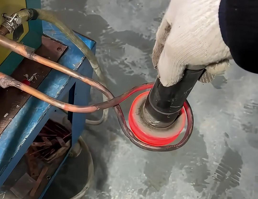 超音頻感應(yīng)加熱設(shè)備是一種對(duì)金屬工件進(jìn)行感應(yīng)加熱，以進(jìn)行表面淬火、退火等熱處理的設(shè)備。