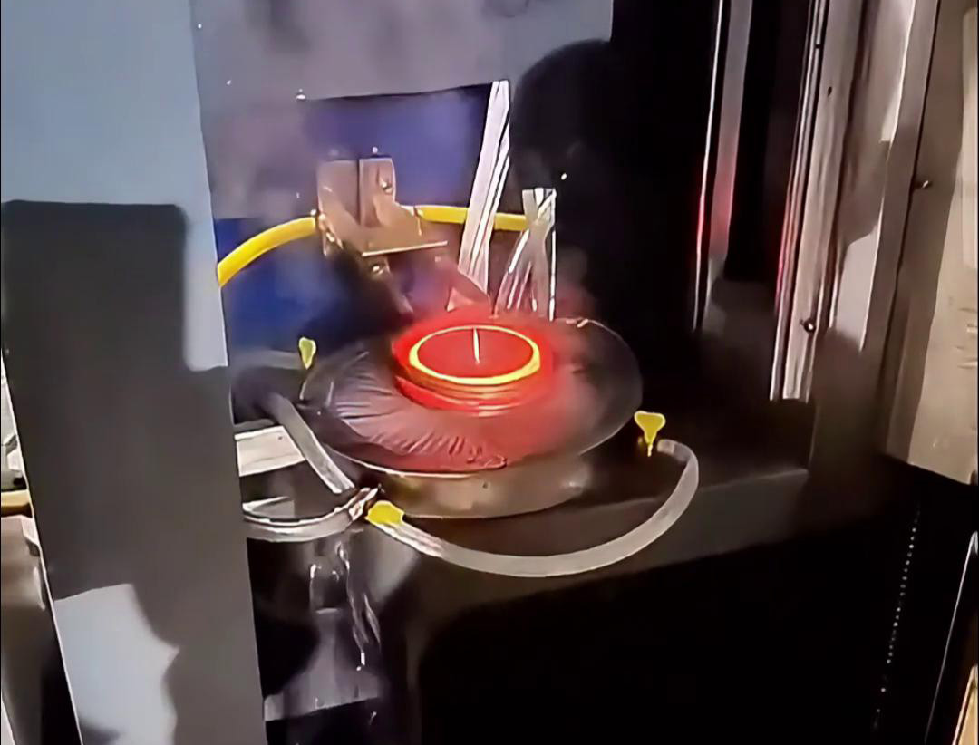 將齒輪放入高頻淬火機(jī)的感應(yīng)器內(nèi)，通過(guò)高頻感應(yīng)加熱技術(shù)將齒輪表面加熱至淬火溫度